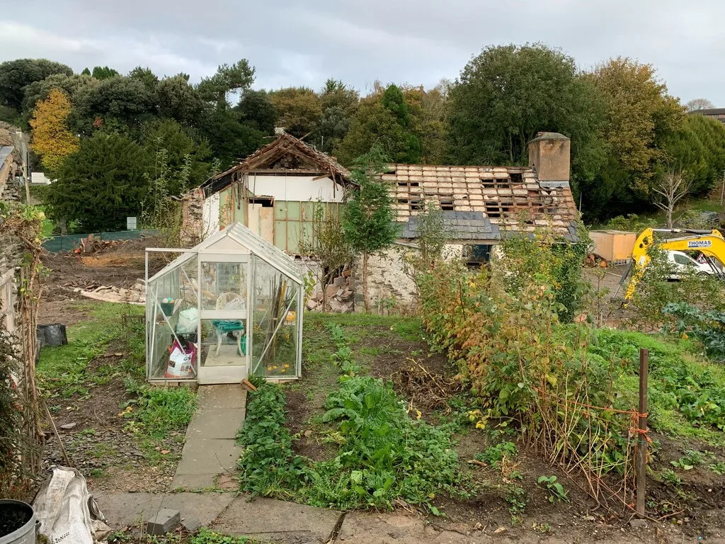 Advantages and specific features of using polycarbonate greenhouses in allotments